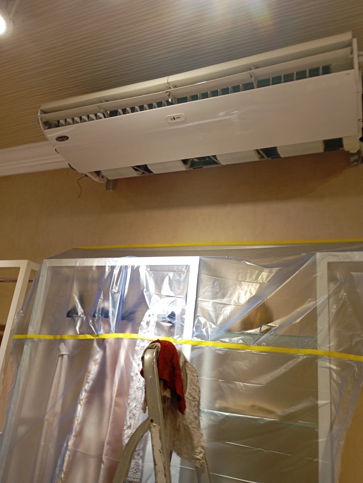 Split Daikin instalado com acabamento